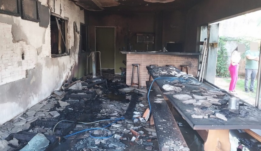 Homem morre vítima de disparo de arma de fogo em residência incendiada em Capitão