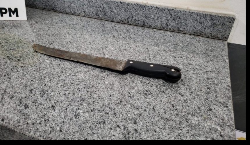 Homem armado com facão agride policiais durante evento, foge algemado, mas é capturado pela Rotam