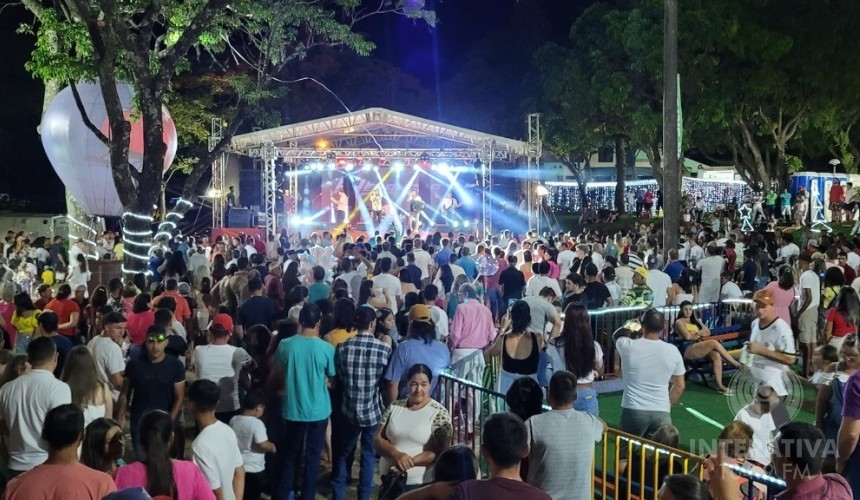 Milhares de pessoas participam do Show da Virada na Praça São Cristóvão em Capitão