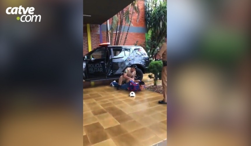 Homem furta viatura do Choque e bate na porta de emissora em Foz do Iguaçu