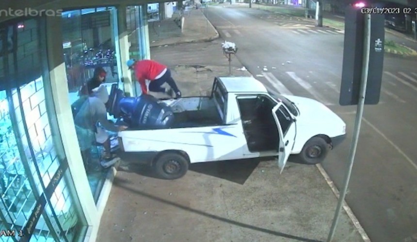 Bandidos invadem loja e levam motor de 200 quilos, em Três Barras do Paraná