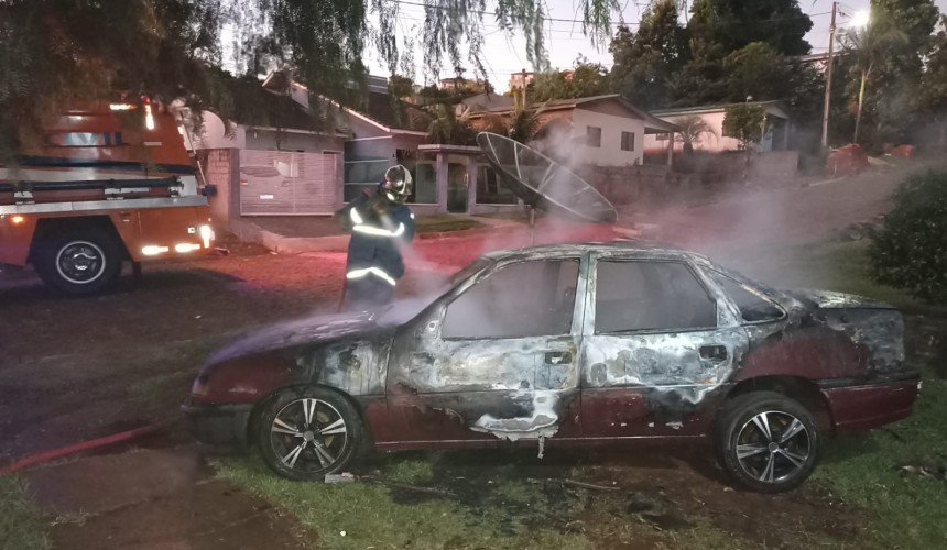 Veículo fica destruído após incêndio em Capitão