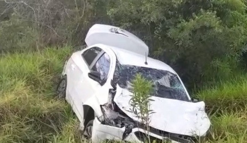 Mulher sofre ferimentos em colisão entre carro e caminhão na BR-163 em