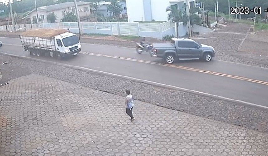 Condutor de moto fica em estado grave em colisão com caminhonete em Nova Prata do Iguaçu