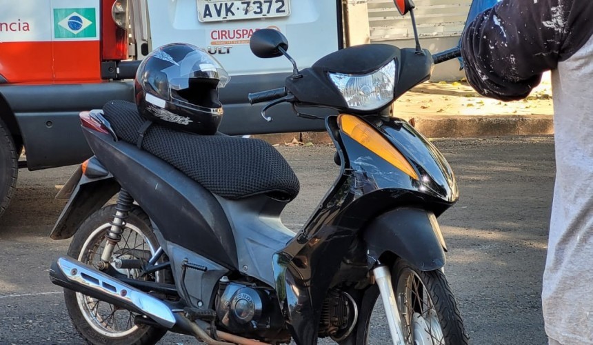 Acidente entre motocicleta e automóvel é registrado na Rua Barão do Rio Branco, em Realeza