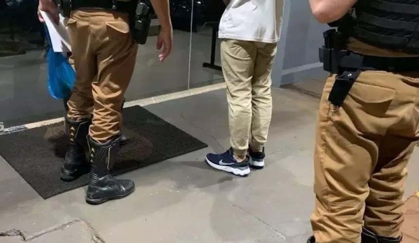 Rapaz é flagrado pelo BPRv com meio quilo de maconha na PR 180, em Cascavel