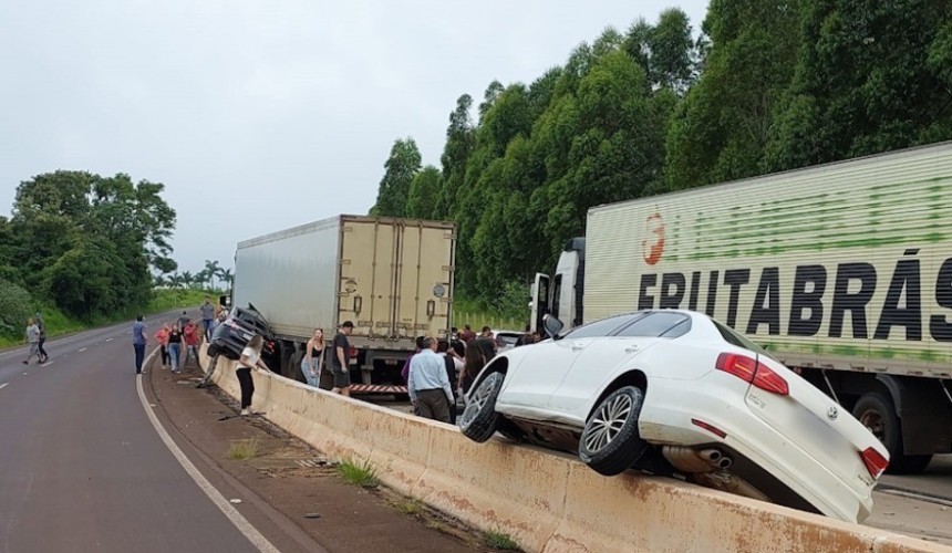 Pelo menos oito veículos se envolvem em engavetamento com carreta na BR-163 em Lindoeste