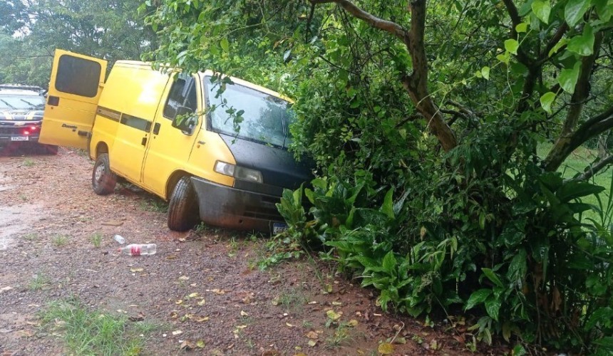 Motorista tenta atropelar policial e acaba preso com carga de cigarro em Cascavel