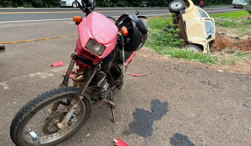 Dois feridos em acidente entre carro e moto na PR-481 em Ampére