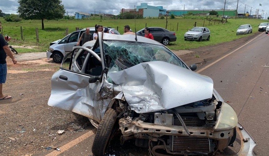 Colisão envolve quatro carros na PR-281 e duas pessoas ficam feridas entre Santa Izabel do Oeste e Realeza