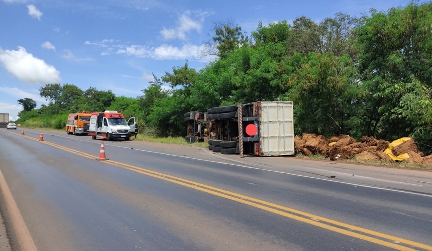 Carreta carregada com fumo tomba na BR-163 em Capitão