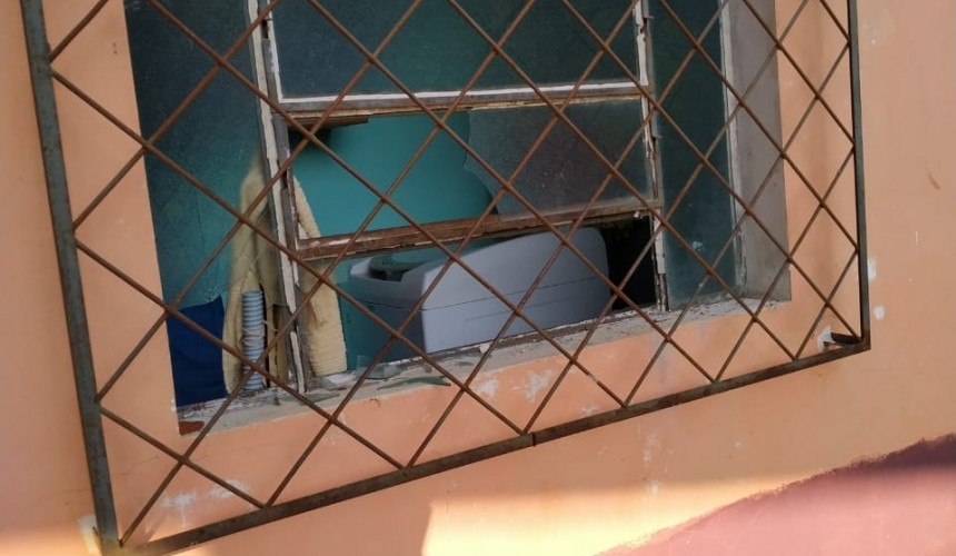 Vandalismo: Centro de Convivência de Capitão tem 15 janelas depredadas