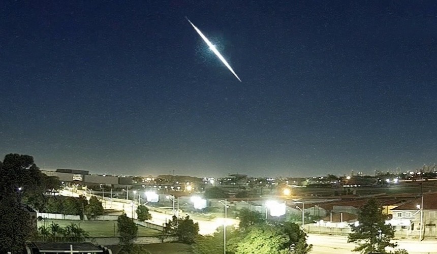 Espetacular: câmera capta meteoro cruzando o céu do Paraná