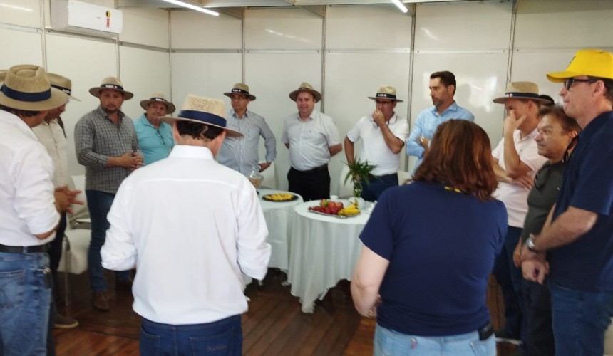 Prefeito e vice de Capitão cumprem agenda no Show Rural 2023