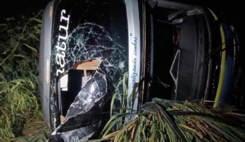 Ônibus que voltava do Show Rural em Cascavel se envolve em gravíssimo acidente na BR-163