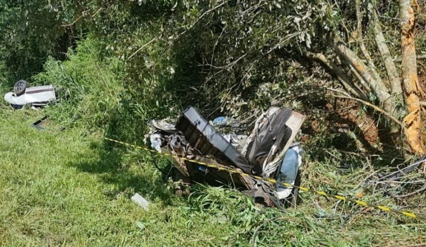 Rapaz morre após carro partir ao meio em grave acidente na PR-475 em Francisco Beltrão