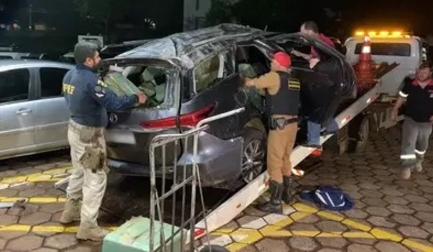 Caminhonete com 1,1 tonelada de maconha capota na PR 180, em Cascavel