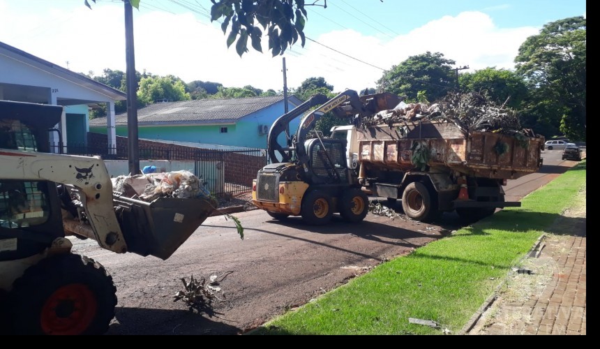 Limpeza urbana: Patrulha de coleta de galhos e entulhos chega ao Campo da Baixada