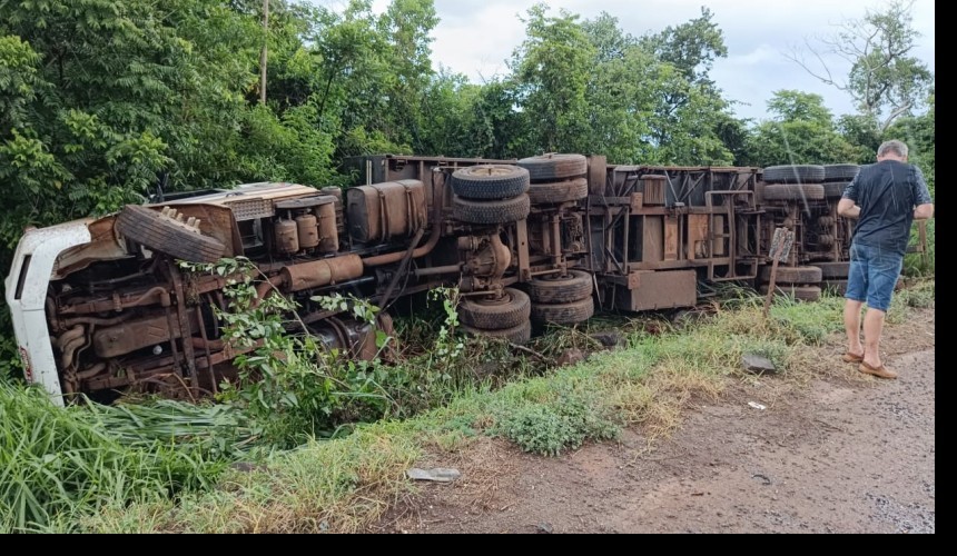 Carreta carregada com milho tomba na BR-163 em Capitão