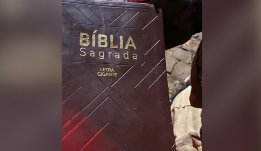 Homem embriagado é preso após agredir esposa com bíblia e facão  em São Lourenço do Oeste