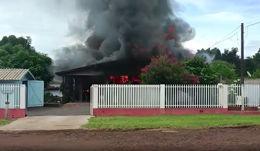 Incêndio destrói residência e assusta moradores em Capanema