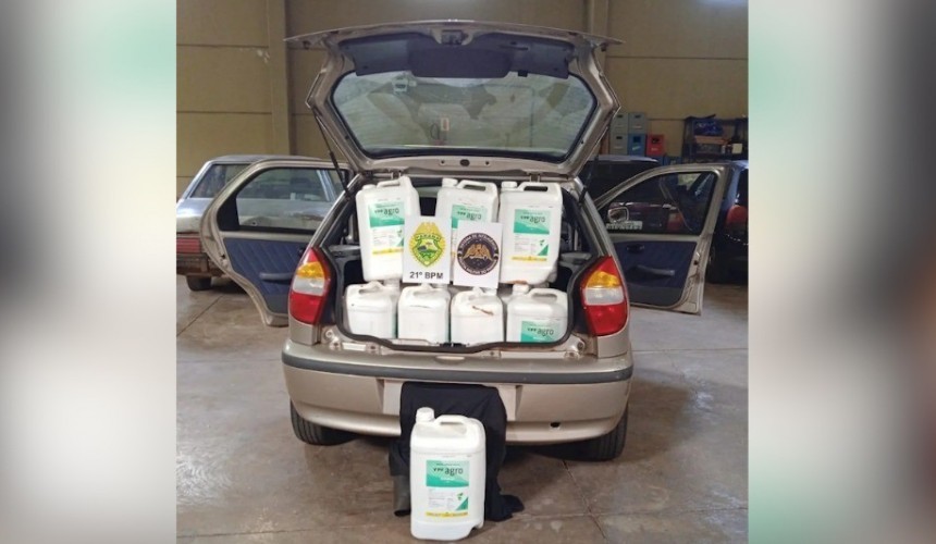 PM apreende 20 galões de agrotóxicos e prende homem por contrabando em Pérola do Oeste