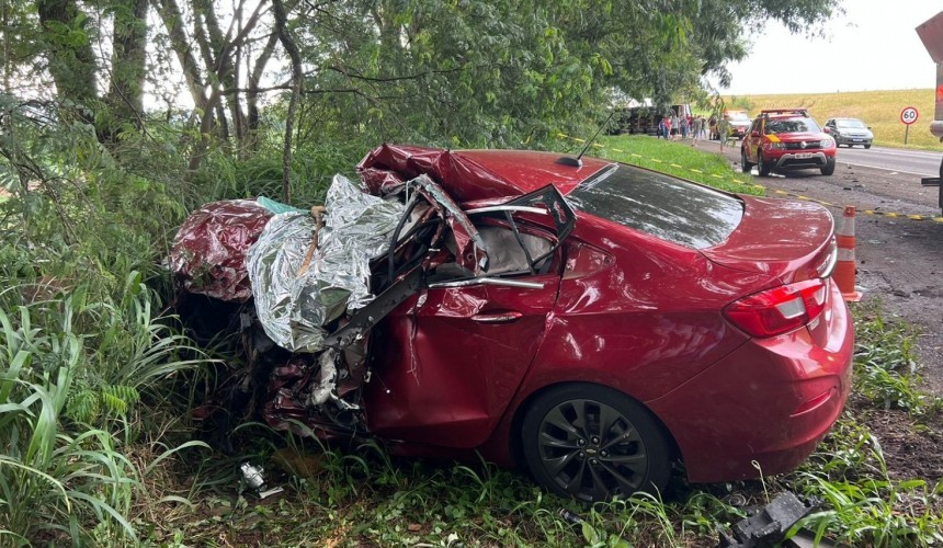 Mulher morre após grave acidente entre carro e caminhão na PR-182 em Ampére