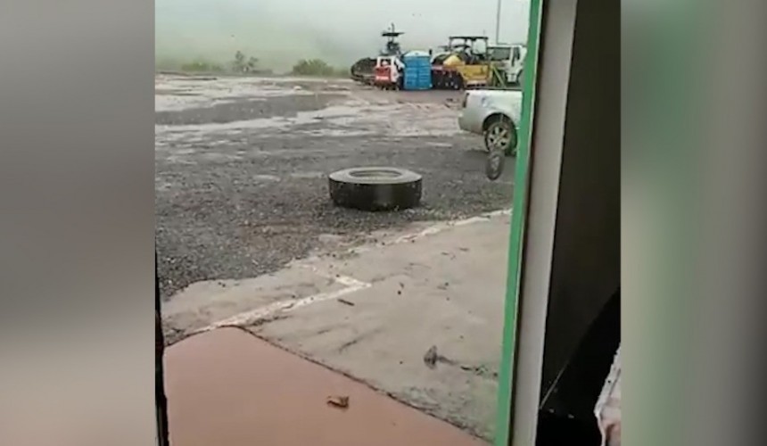 Roda de caminhão se solta e atinge restaurante na BR 163 em Santa Lúcia