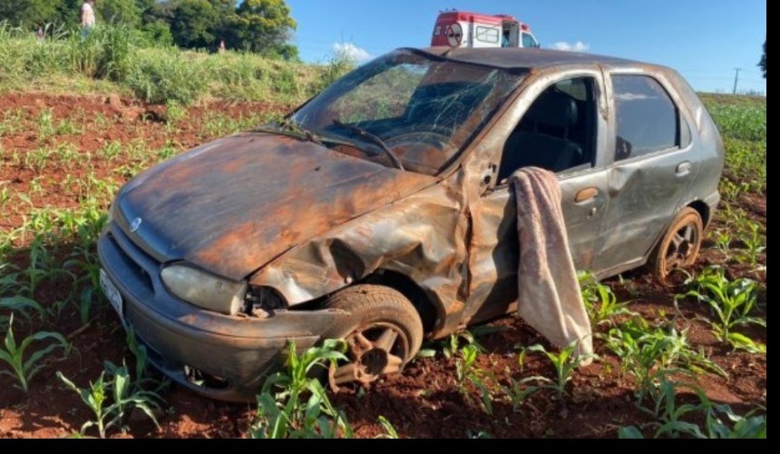 Carro capota e motorista morre ao ser ejetado do carro em Santa Helena