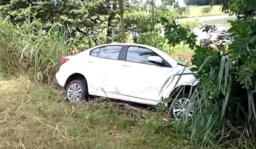 Assaltantes tomam carro de compristas e caem em ribanceira na BR 277 em Foz do Iguaçu