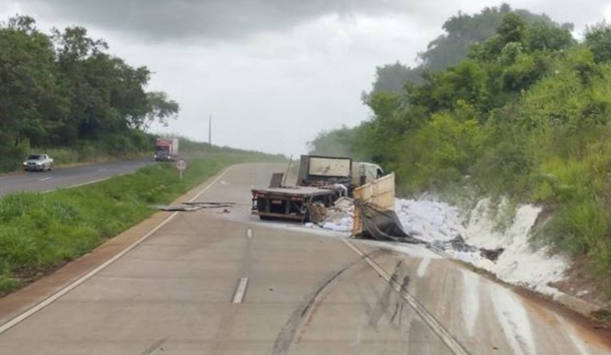 Caminhão tomba e perde carga de calcário na BR 163 em Santa Lúcia