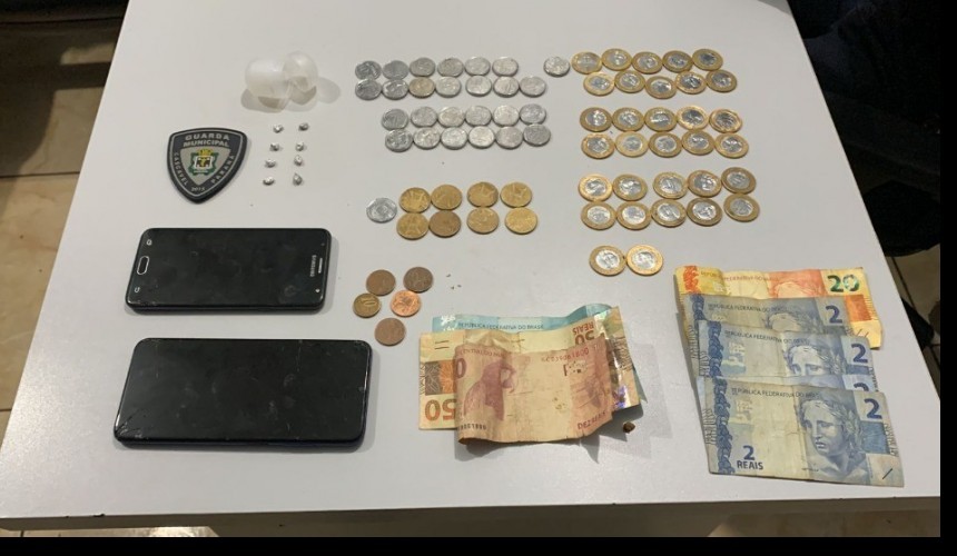 Mulher é detida e adolescente apreendido por tráfico de drogas em Cascavel