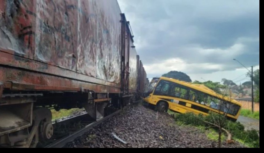 Acidente entre ônibus da Apae e trem deixa duas crianças mortas no Paraná