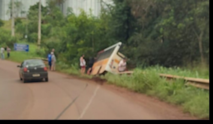 Ônibus escolar de Três Barras do Paraná se envolve em acidente