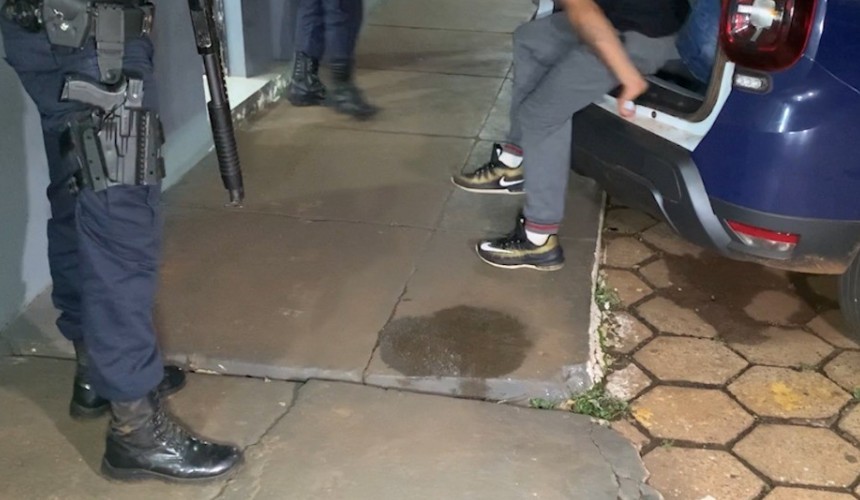 Dupla faz compra com cartão encontrado na rua e acaba presa pela GM em Cascavel