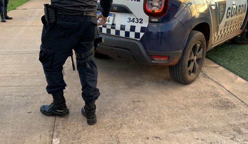 Homem joga moto em cima de guarda municipal em parquinho de Cascavel