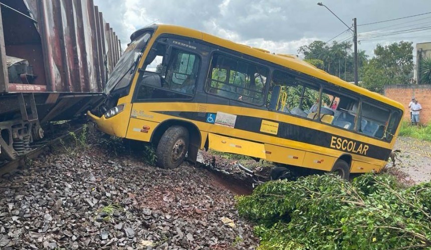 Morre a quinta vítima do acidente entre trem e ônibus da Apae, no interior do Paraná; menino tinha oito anos