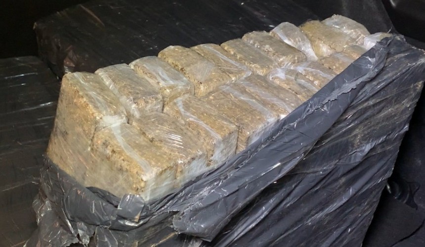 Jovem de 22 anos é flagrada pela PRF com quase 90 quilos de maconha na BR 277 em Cascavel