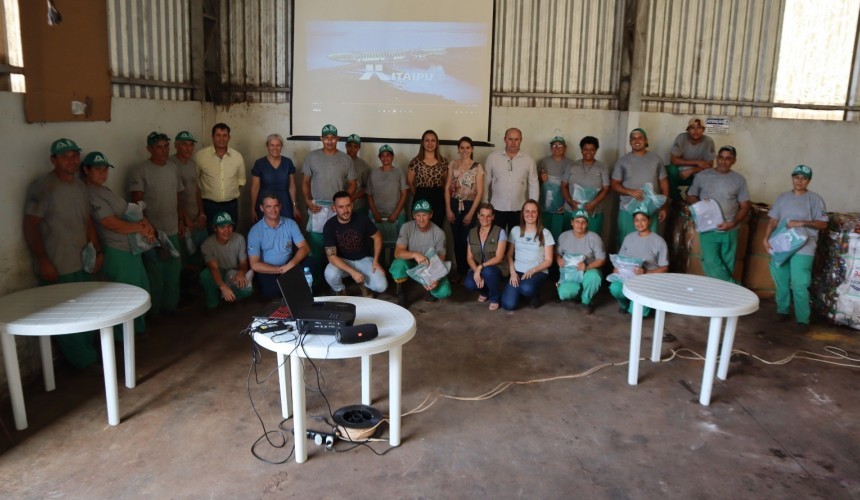 Trabalhadores da Unidade de Valorização de Recicláveis de Capitão recebem novos uniformes