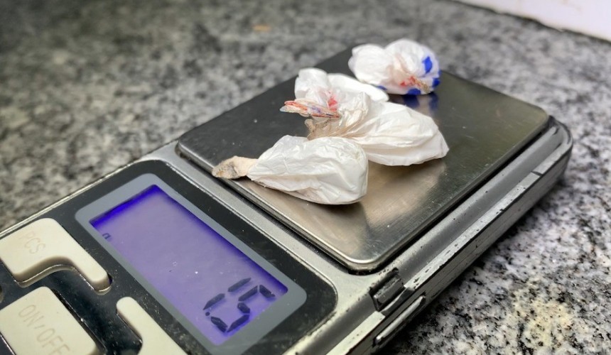 Adolescente é flagrado pela PM com cocaína em frente a escola em Santa Tereza do Oeste