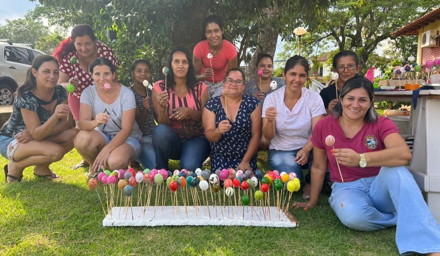 Mulheres do grupo PAIF confeccionam casquinhas de ovos para ação de Páscoa em Capitão