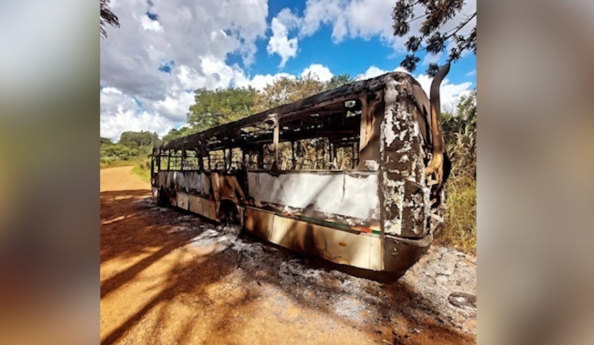 Ônibus é encontrado totalmente incendiado no Paraná