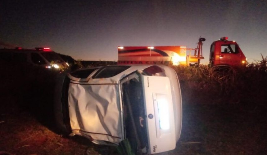 Homem fica ferido após carro colidir em poste e capotar em Ampére