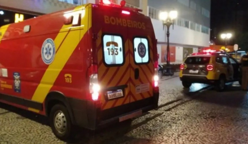 Mulher esfaqueia cliente de lanchonete e é baleada ao reagir a abordagem policial