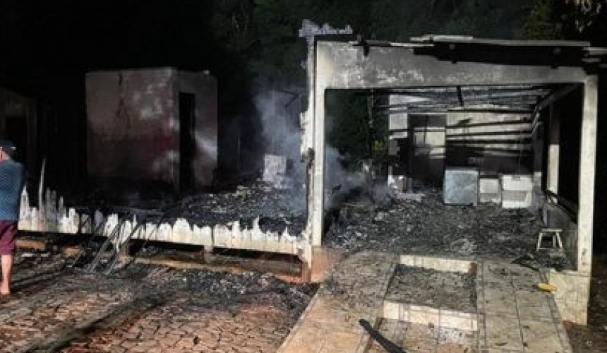 Residência é consumida pelas chamas na área rural de Francisco Beltrão