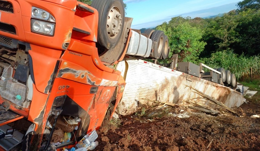 Carreta carregada com congelados tomba na BR-163 em Capitão