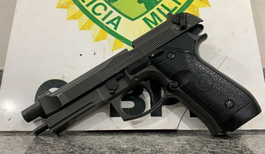 Homem ameaça populares com simulacro de arma e é detido em Cascavel
