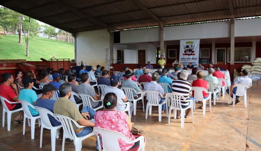 Secretaria de Agricultura realiza entrega de sementes e doses de sêmen bovino para produtores de Capitão