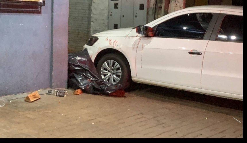 Jovem de 29 anos é morto a tiros e outro é baleado em frente a distribuidora de bebidas em Cascavel