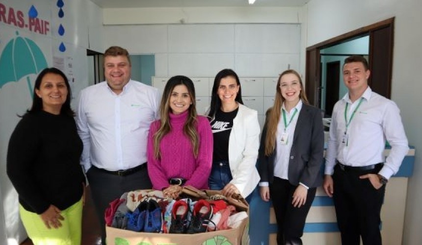 Sicredi realiza entrega de roupas e calçados da Campanha Inverno Cooperativo ao CRAS de Capitão